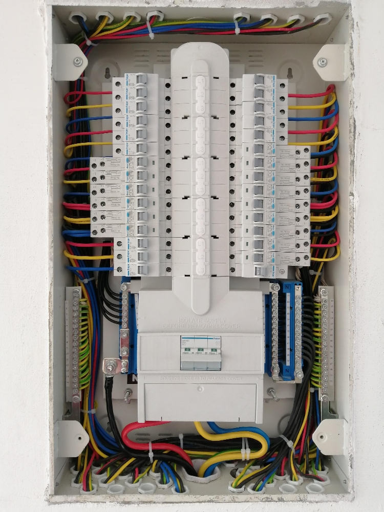 مقاول كهرباء وصيانة المنازل